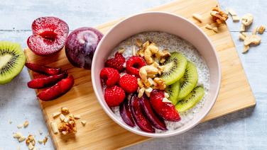 Chia-Pudding mit Früchten in einer Schale. © NDR Foto: Claudia Timmann