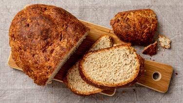 Ein aufgeschnittenes Dinkelbrot auf einem Holzbrett. © NDR Foto: Claudia Timmann