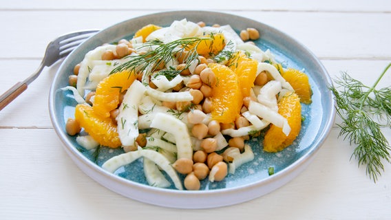 Ein Teller mit einem Salat aus Fenchel, Orangen und Kichererbsen. © NDR Foto: Claudia Timmann