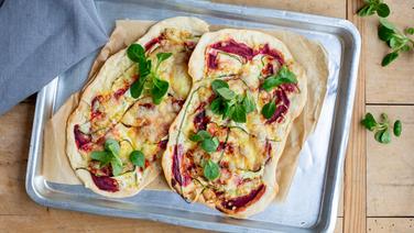 Auf einem Backblech liegen zwei frisch gebackene Haferflammkuchen. © NDR Foto: Claudia Timmann