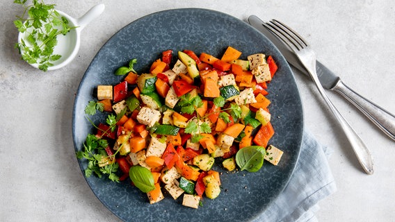 Ein Teller mit gebratenem Gemüse und Tofu. © NDR Foto: Claudia Timmann