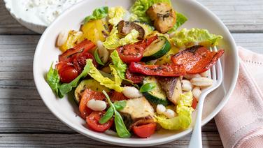 Ein tiefer Teller mit Ofengemüse und grünem Salat. © ZS-Verlag Foto: Claudia Timmann