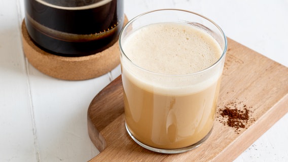 Eine Kaffee-Spezialität mit Mandelmilch und Kokosöl in einem Glas. © ZS-Verlag Foto: Claudia Timmann