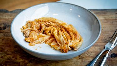 Fermentierter Chinakohl, Kimchi, auf einem hellen Teller © NDR Foto: Claudia Timmann