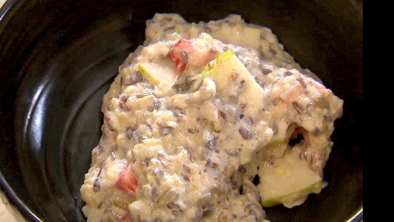 Leinsamen-Porridge in einer Schüssel © NDR 