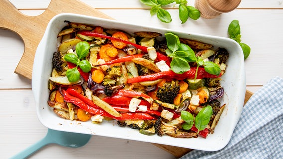 Eine Auflaufform mit Paprika, Brokkoli und anderem Ofengemüse. © NDR Foto: Claudia Timmann