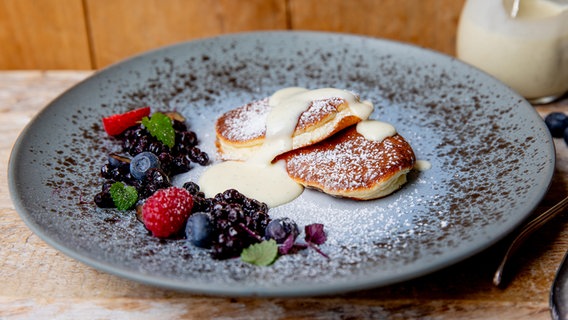 Pancakes mit Ahornsirup auf einem Teller serviert © NDR Foto: Claudia Timmann