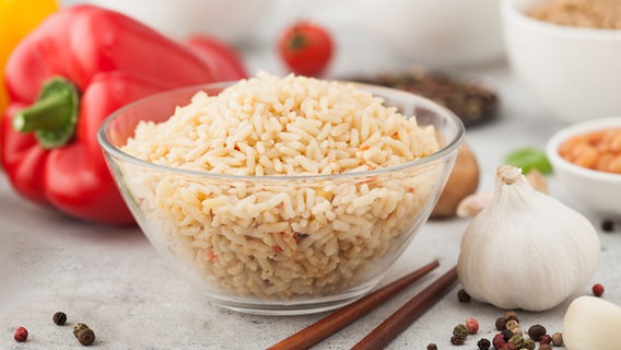 Zutaten für eine mit Reis gefüllte Paprika liegen auf einem Tisch. © Colourbox 