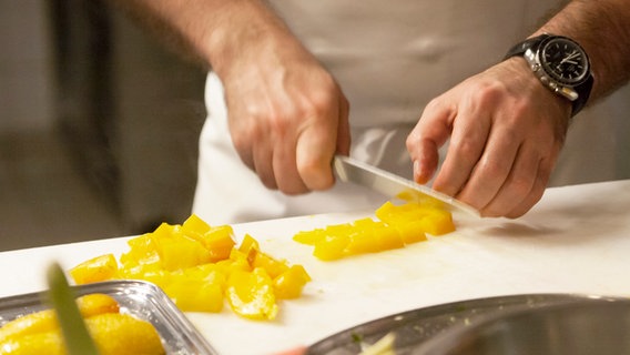 Paprika wird mit einem Messer in Stücke geschnitten. © NDR Foto: Claudia Timmann
