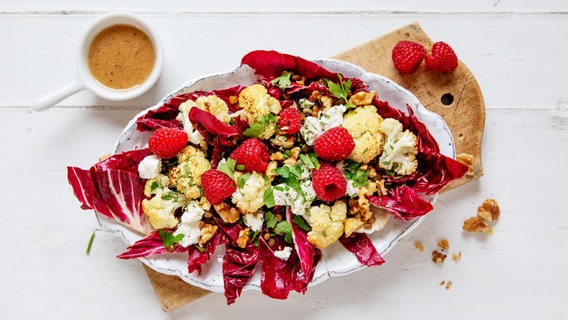 Ein Teller mit Radicchio-Salat, darauf Blumenkohl, Feta und Nüsse. © NDR Foto: Claudia Timmann
