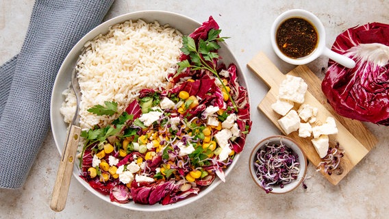 Ein Teller mit Reis und einem Radicchio-Salat. © NDR Foto: Claudia Timmann