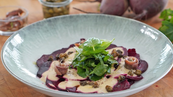 Ein Teller mit Scheiben von Roter Bete, Thunfisch-Soße und Salat © NDR Foto: Florian Kruck