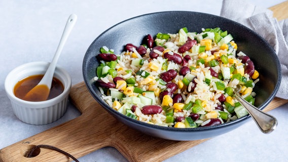 Ein Salat mit Reis und Kidneybohnen in einem tiefen Teller. © NDR Foto: Claudia Timmann