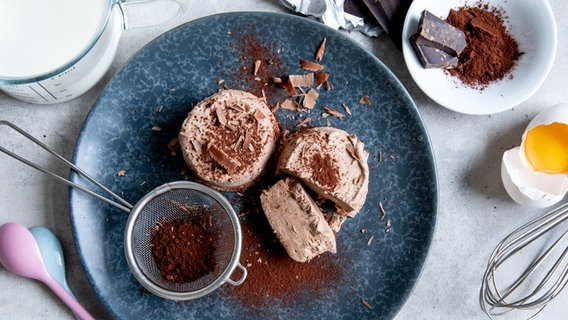 Eine Portion Zartbitter-Schokoladeneis auf einem Teller. © NDR Foto: Claudia Timmann