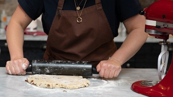 Eine Bäckerin rollt Teig für Scones aus. © NDR Foto: Claudia Timmann