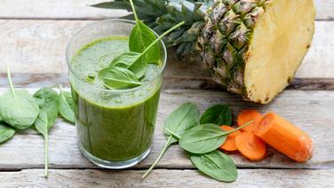 Ein Glas mit einem grünen Smoothie mit Spinat und Ananas. © NDR Foto: Claudia Timmann