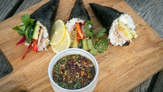 Temaki Sushi mit Gemüse und Shiitake-Dip auf einem Holzbrett © NDR Foto: Tarik Rose