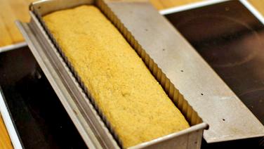 Glutenfreier Buchweizentoast in einer Kastenform. © Andreas Sommers Foto: Andreas Sommers