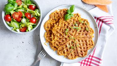 Ein Teller mit Süßkartoffel-Waffeln. © NDR Foto: Claudia Timmann