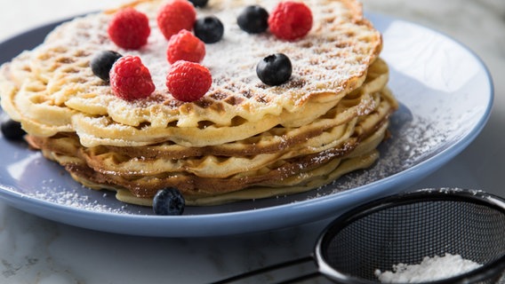 Waffeln auf einem Teller mit Früchten und Puderzucker © picture alliance / dpa-tmn Foto: Christin Klose