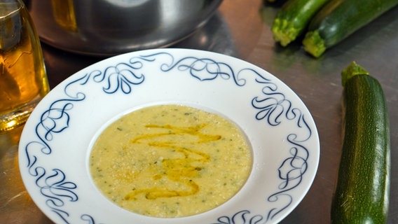 Zucchini-Suppe in einem tiefen Teller serviert. © NDR Foto: Florian Kruck