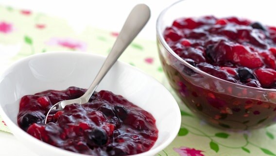 Rote Grütze in einer Glasschüssel und in einer Porzellanschale. © Fotolia Foto: Victoria P.