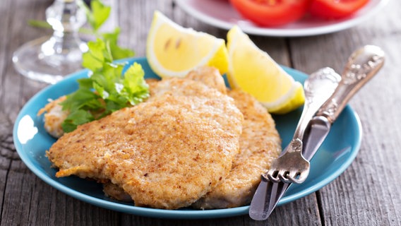 Paniertes Schweine-Schnitzel auf einem Teller serviert. © fotolia.com Foto: fahrwassser