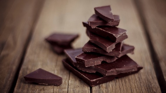 Eine in Stücke zerbrochene Tafel Schokolade © photocase Foto: Gortincoiel