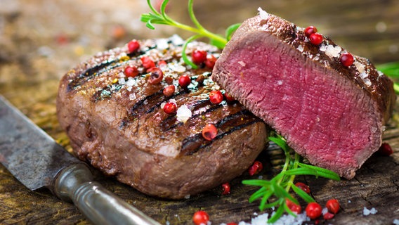 Ein aufgeschnittenes gegrilltes Rinderfiletsteak mit rotem Kern und Gewürzen. © fotolia.com Foto: Dani Vincek