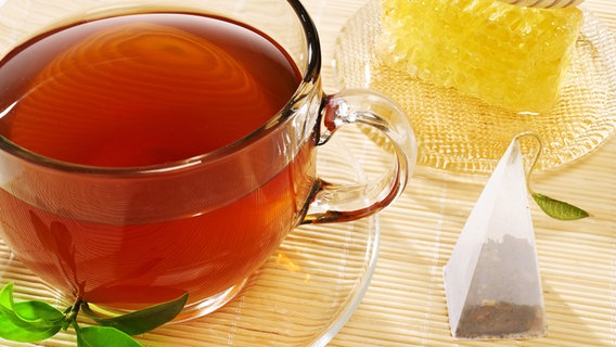 Tee in einer Glastasse neben einer Honigwabe. © fotolia.com Foto: goir