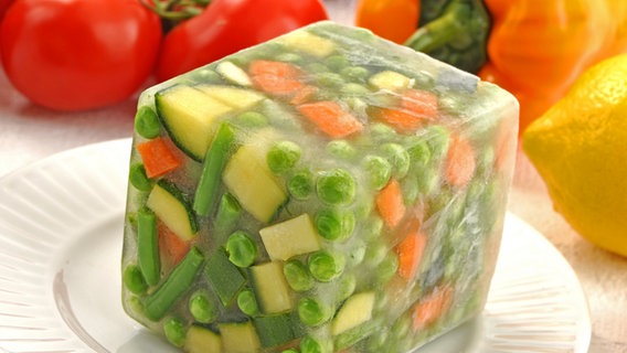 Tiefgefrorenes Gemüse liegt zum Auftauen auf einem Teller © Picture-Alliance / BSIP 