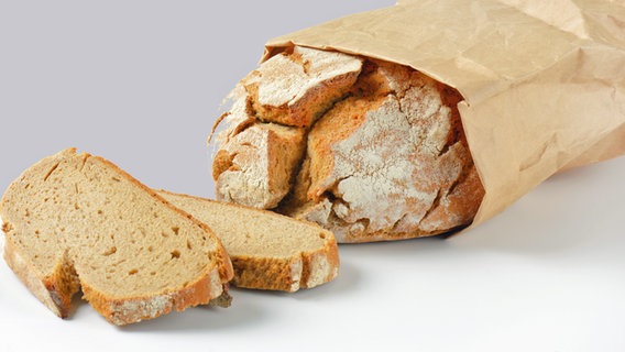 Brot in einer Papiertüte. © Fotolia.com Foto: ikonoklast_hh