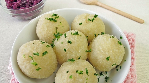 Sechs Kartoffelknödel auf einem Teller © imago images/Panthermedia Foto: HeikeRau
