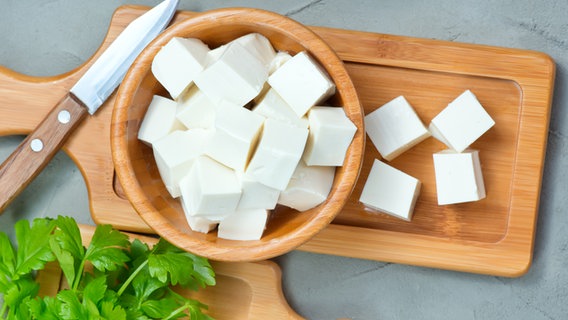 Gewürfelter Tofu auf einem Holzbrett. © Colourbox Foto: Y. Haivoronska