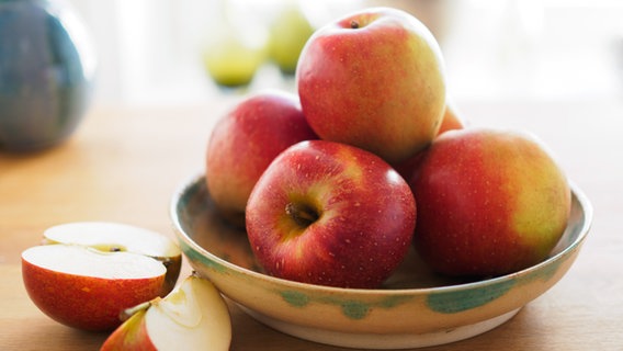 Eine Schale mit Wellant-Äpfeln steht auf einem Tisch. © NDR Foto: Anja Deuble