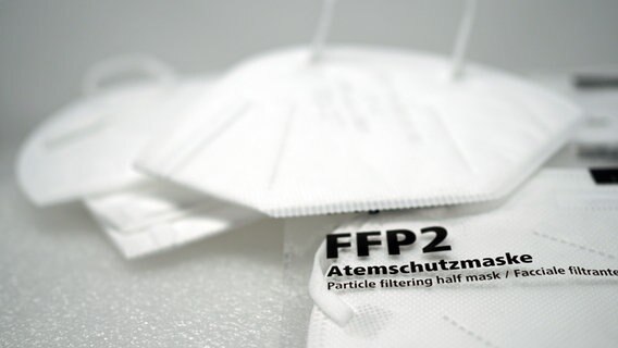 FFP-2-Masken liegen auf einem Tisch. © NDR Foto: Anja Deuble
