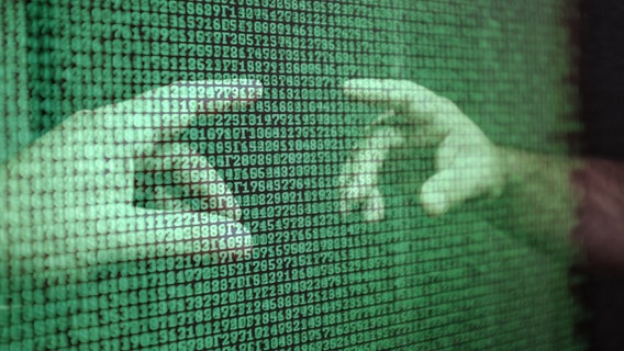 Zwei Hände auf einem Bildschirm die mit Zahlenreihen bedeckt sind. © photocase Foto: Karlsbart