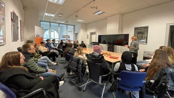 NDR Studioleiterin Ute Anrdes erklärt Schüerlinne und Schülern etwas im Studio Braunschweig. © Michael Brandt 