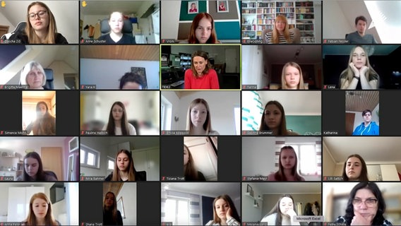 Anja Reschek und zahlreiche Schüler bei einem digitalen Schulbesuch von Journalismus macht Schule  