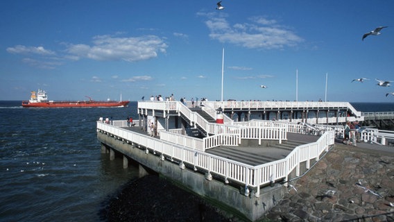 Am Anleger "Alte Liebe" in Cuxhaven zieht ein Schiff vorbei. ©  imago/ARCO IMAGES 