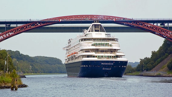 Passagierschiff auf dem Nord-Ostsee-Kanal an der Levensauer Hochbrücke © Touristische Arbeitsgemeinschaft NOK 