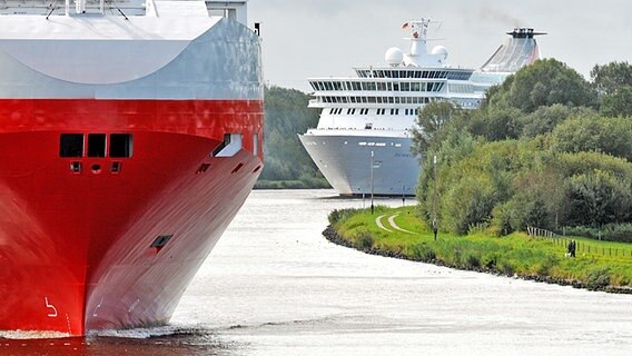 Zwei große Passagierschiffe auf dem Nord-Ostsee-Kanal © WSA Kiel-Holtenau 