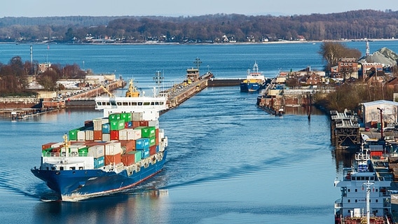 Ein Containerfrachter auf dem Nord-Ostsee-Kanal an der Schleuse Kiel-Holtenau © imago images/penofoto 