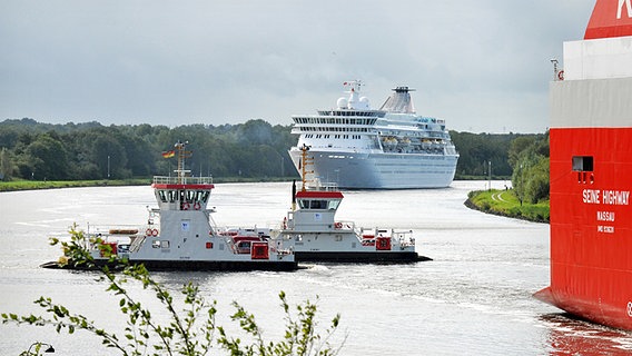 Die Fähren in Nobiskrug queren den Nord-Ostsee-Kanal zwischen zwei großen Schiffen. © WSA Kiel-Holtenau 