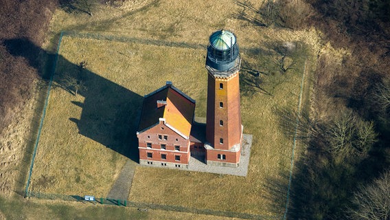 Der Leuchtturm auf der Greifswalder Oie aus der Luft fotografiert. © Picture-Alliance / dpa Foto: Stefan Sauer