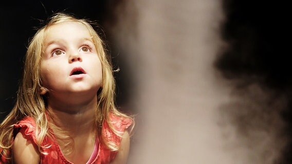 Ein Mädchen beobachtet im Phaeno Wolfsburg einen Nebeltornado. © Phaeno Foto: Nina Stiller