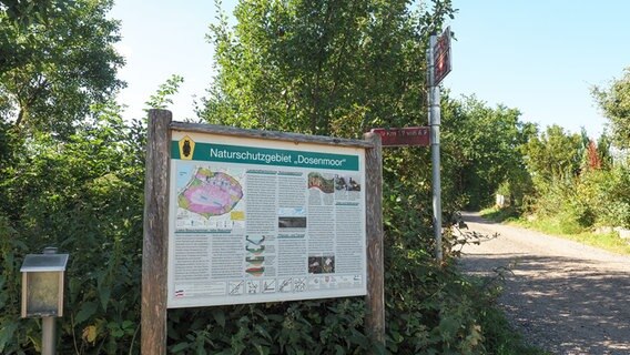 Ein Hinweisschild informiert über das Dosenmoor und die Wege durch das Naturschutzgebiet. © NDR Foto: Anja Deuble