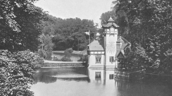 Historisches Foto der Weinhütte auf der Internationalen Gartenbau-Ausstellung in Hamburg 1897 © Gartendenkmalpflege Hamburg 