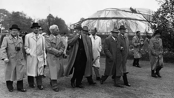 Prominente Ehrengäste beim Rundgang über das IGA-Gelände 1953 © NDR 
