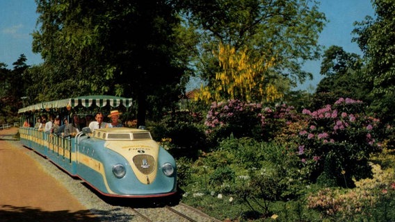 Die hellblaue Parkeisenbahn fährt durchs Gelände der IGA 1963 © NDR 